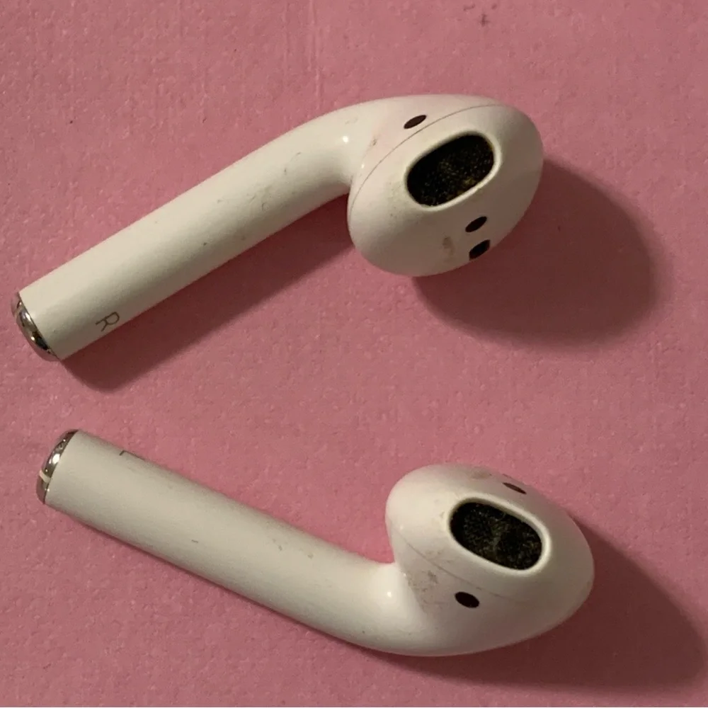 Apple AirPods 1st Generation In-Ear Headsets with Charging Case - White